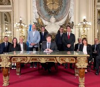 El presidente Javier Milei, rodeado por su gabinete, al momento de la presentación del nuevo gobierno. (Fuente: NA) (Fuente: NA) (Fuente: NA) (Fuente: NA) (Fuente: NA)