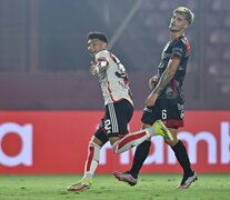 Agustín Ruberto festeja su primer gol en Primera. El lateral Insúa lo sufre (Fuente: Télam) (Fuente: Télam) (Fuente: Télam)