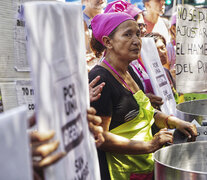 Cientos de cocineras y militantes de movimientos sociales se manifestaron. (Fuente: Télam) (Fuente: Télam) (Fuente: Télam)