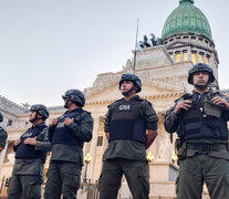 Durante todo el debate hubo una provocativa exhibición represiva alrededor del Congreso.