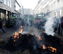 Agricultores protestan frente al edificio del Parlamento Europeo en Bruselas. (Fuente: NA) (Fuente: NA) (Fuente: NA)