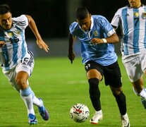 Luján (San Lorenzo) y Solari (River) persiguen al uruguayo De los Santos. (Fuente: AFP) (Fuente: AFP) (Fuente: AFP)