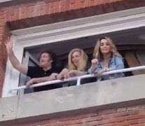 El Presidente saluda desde el balcón junto a Karina Milei y Fátima Flores.