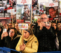 Carteles con las caras de los rehenes en la protesta de Tel Aviv. (Fuente: AFP) (Fuente: AFP) (Fuente: AFP)