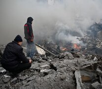 Los familiares de los muertos observan la panadería atacada.  (Fuente: AFP) (Fuente: AFP) (Fuente: AFP)