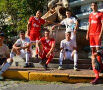 Los jugadores de Barrancas UMET posan con sus flamantes camisetas. (Fuente: @BarrancasFC) (Fuente: @BarrancasFC) (Fuente: @BarrancasFC)