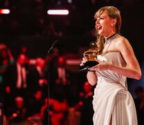 Taylor Swift recibió el premio más importante de manos de Celine Dion. (Fuente: AFP) (Fuente: AFP) (Fuente: AFP)