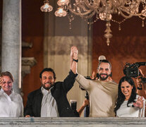 Nayib Bukele con el vicepresidente y su esposa celebran la victoria. (Fuente: AFP) (Fuente: AFP) (Fuente: AFP)