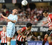 Duelo aéreo entre Maravilla Martínez y Zaid Romero. Luego el de Estudiantes le daría un tremendo patadón que le valió la roja. (Fuente: Fotobaires) (Fuente: Fotobaires) (Fuente: Fotobaires)