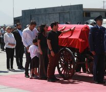 Cecilia Morel, Boric y los hijos del expresidente acompañan los restos de Piñera. (Fuente: AFP) (Fuente: AFP) (Fuente: AFP)