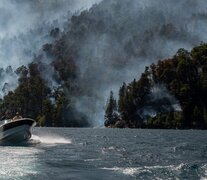 El incendio afecta principalmente al bosque nativo en la costa sur del Brazo Tristeza del Lago Nahuel Huapi.