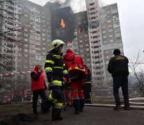 Rescatistas y bomberos en un edificio incendiado por un bombardeo ruso en Kiev. (Fuente: AFP) (Fuente: AFP) (Fuente: AFP)