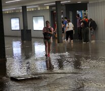 Varias líneas de subte debieron suspender el servicio por estar inundadas. (Fuente: Jorge Larrosa) (Fuente: Jorge Larrosa) (Fuente: Jorge Larrosa)