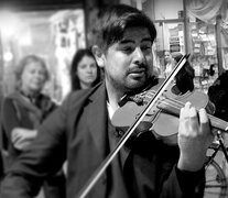 Andrés Cuellar, de tocar en la peatonal de Lomas a dirigir orquestas (Fuente: Horacio Battle) (Fuente: Horacio Battle) (Fuente: Horacio Battle)