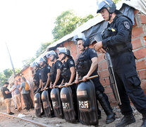 Policías ante la demolición del bunker de la ciudad.