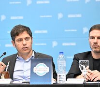 Axel Kicillof y el ministro Augusto Costa durante la reunión en el Salón Dorado.  (Fuente: Prensa PBA) (Fuente: Prensa PBA) (Fuente: Prensa PBA)