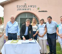 Axel Kicillof durante la inauguración de una obra escolar.