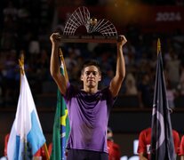Báez muestra el trofeo del ATP 500 de Río de Janeiro. (Fuente: EFE) (Fuente: EFE) (Fuente: EFE)
