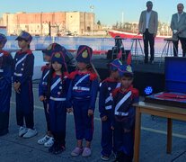 Grandes y chicos celebraron llegada del sable corvo de San Martín al muelle platense. 