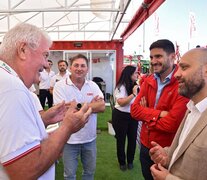 El gobernador y el ministro Puccini en diálogo con productores en Expoagro.