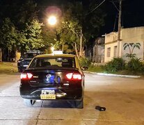 El auto del taxista baleado anoche cerca de las pilestas del Saladillo.