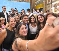 Axel Kicillof durante la conmemoración del 8M en el Salón Dorado. 