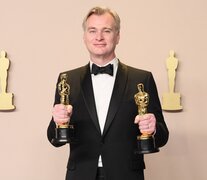 Nolan con sus dos estatuillas, a la mejor dirección y a la mejor película.  (Fuente: AFP) (Fuente: AFP) (Fuente: AFP)