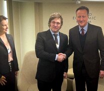 Mieli y Mondino con el ministro de Exteriores Cameron, en Davos.