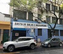 Pancarta en la puerta de ingreso en la UTN.