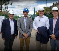 El intendente Santiago Passaglia con representantes de Atanor. 