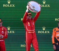 El español Carlos Sainz levanta el trofeo en el podio (Fuente: AFP) (Fuente: AFP) (Fuente: AFP)