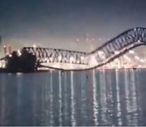El momento en que el barco choca contra el puente en Baltimore. Imagen: captura video