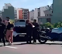 Los policías iban en moto y los delincuentes, en auto.