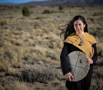 Anahí Rayen Mariluan es cantora y poeta del pueblo mapuche. (Fuente: Vero Manzanares) (Fuente: Vero Manzanares) (Fuente: Vero Manzanares)