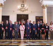  Boluarte, mientras posa junto a los nuevos integrantes de su gabinete en Lima.  (Fuente: EFE) (Fuente: EFE) (Fuente: EFE)