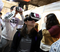 Un grupo de estudiantes prueba los cascos de realidad virtual.