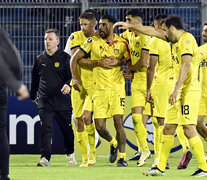 El jugador uruguayo Maximiliano Olivera fue herido en la cara después del partido. (Fuente: AFP) (Fuente: AFP) (Fuente: AFP)