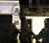 Policía ecuatorianos fuerzan su entrada a la embajada de Méxicopara detenr a Jorge Glas. Foto2: Daniel Noboa, presidente de Ecuador. (EFE) (Fuente: AFP) (Fuente: AFP) (Fuente: AFP)