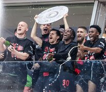 Los jugadores del Bayer levantan su trofeo (Fuente: EFE) (Fuente: EFE) (Fuente: EFE)