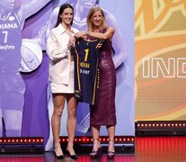 Caitlin Clark junto a la comisionada de la WNBA tras ser elegida en el Draft. (Fuente: AFP) (Fuente: AFP) (Fuente: AFP)