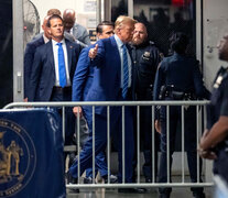 Trumpingresa ala Corte Criminal de Manhattan durante la selección de jurados. (Fuente: AFP) (Fuente: AFP) (Fuente: AFP)