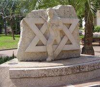 Monumento a los partisanos judíos en Bat Yam, Israel, con un poema de Glick.