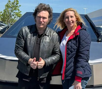 Javier y Karina Milei con un Cybertruck en la fábrica de Tesla