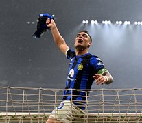 Un eufórico &amp;quot;Toro&amp;quot; Martínez celebra un nuevo título con el Neroazzurro. (Fuente: AFP) (Fuente: AFP) (Fuente: AFP)