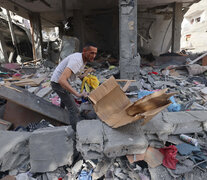 Un palestino revuelve escombros tras un bombardeo en Rafah. (Fuente: AFP) (Fuente: AFP) (Fuente: AFP)