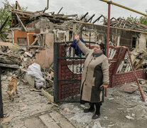 Una mujer señala su caa destruida por un bombardeo ruso en Donetsk. (Fuente: AFP) (Fuente: AFP) (Fuente: AFP)