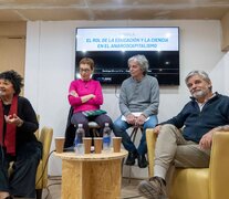 Dora Barrancos, Nora Bär,  Jorge Geffner y Daniel Filmus en el stand 705 del Pabellón Azul de la Feria. (Fuente: Guido Piotrkowski) (Fuente: Guido Piotrkowski) (Fuente: Guido Piotrkowski)