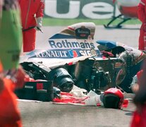 El Williams de Senna, ya destrozado. En el piso, una bandera austríaca que honraba a Ratzenberger. (Fuente: AFP) (Fuente: AFP) (Fuente: AFP)