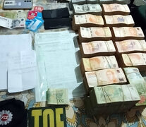 Se secuestraron millones de pesos, dólares, armas y vehículos.