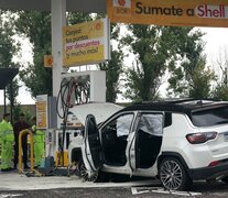 La camioneta que conducía Tiago Palacios, estrellada contra el surtidor de la estación de servicio Shell de la Autopista Illia (Fuente: NA) (Fuente: NA) (Fuente: NA)